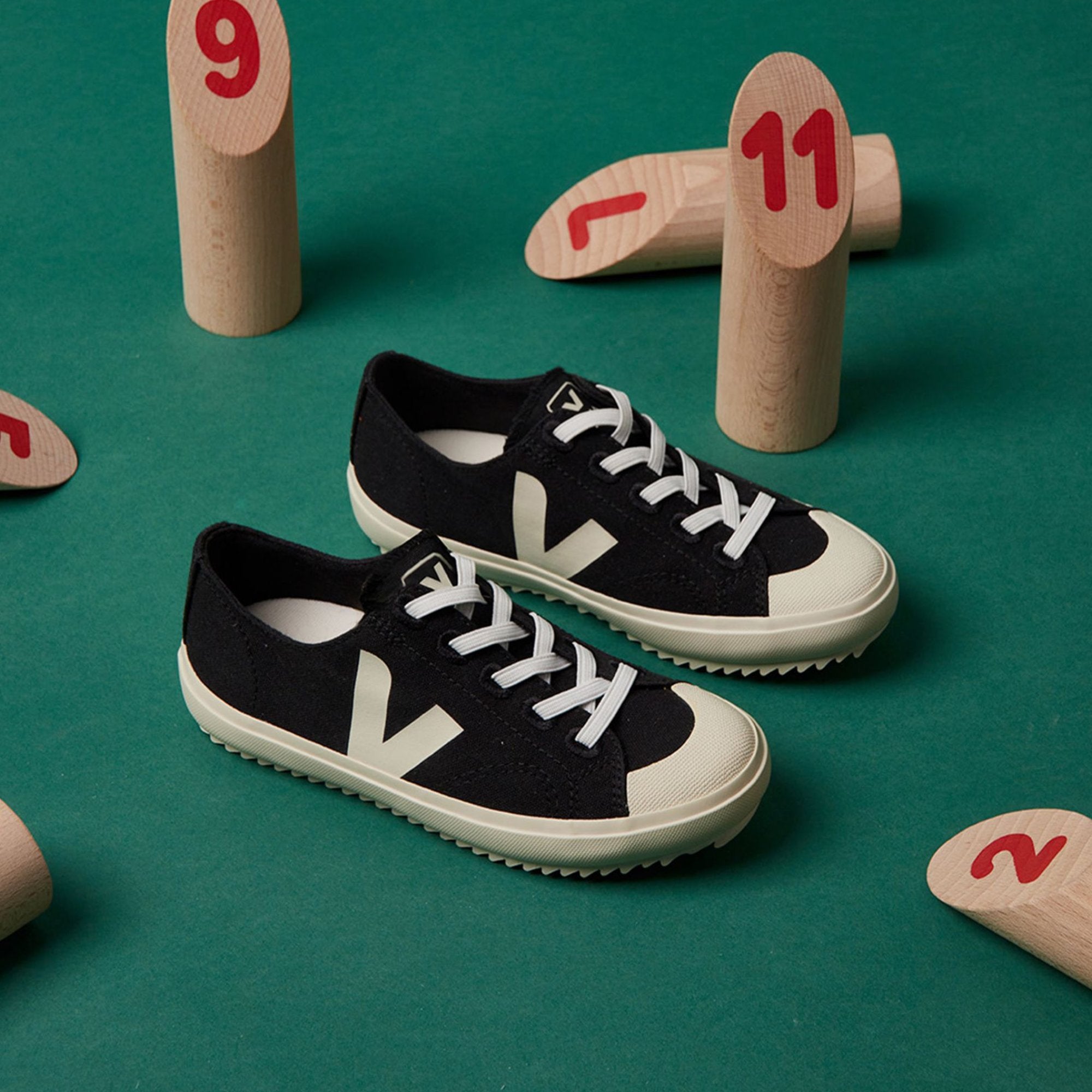 Veja hot sale black canvas